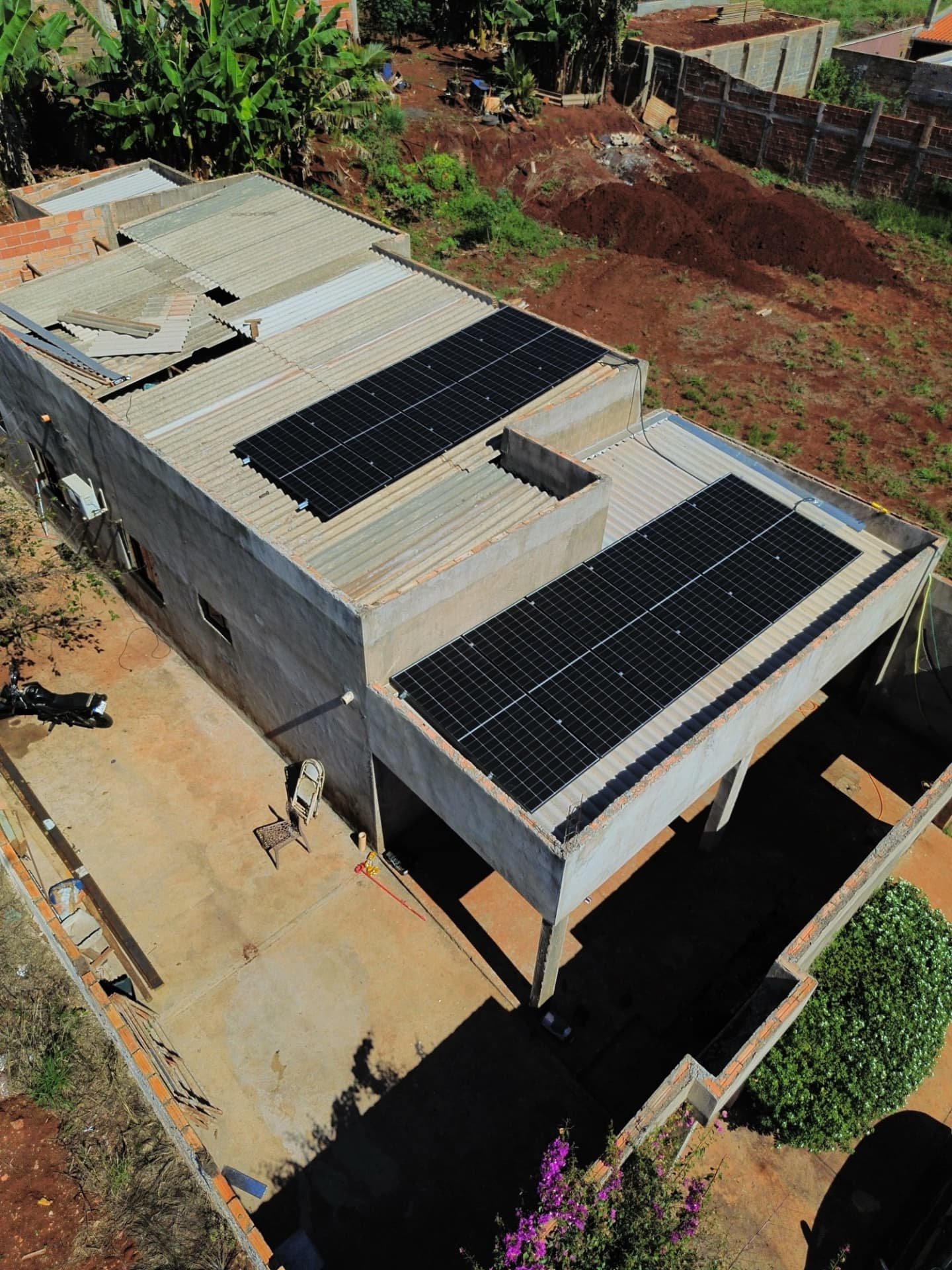 Placas solares instaladas em residência em fase de construção