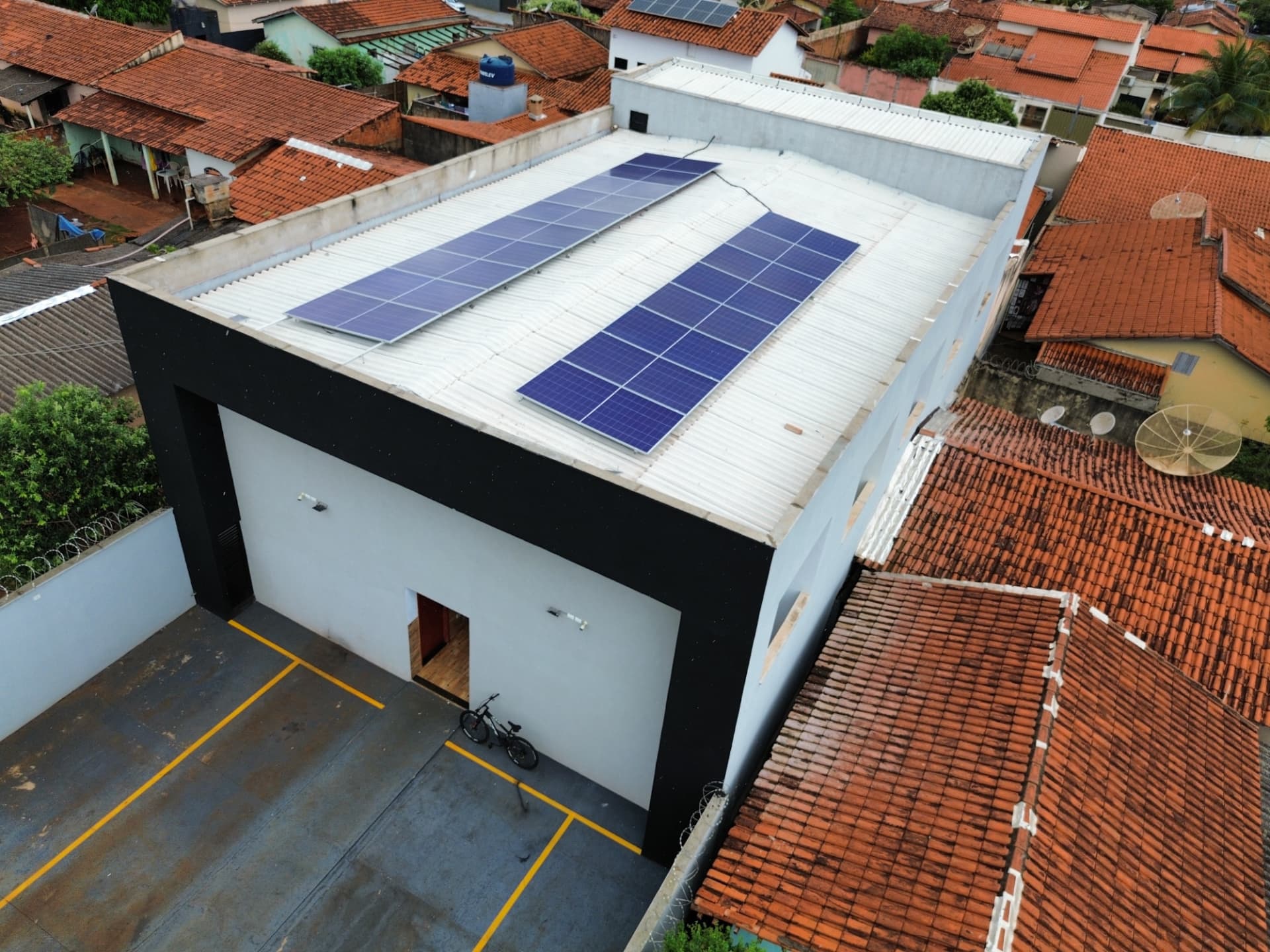 Duas fileiras de placas solares no telhado de um imóvel comercial