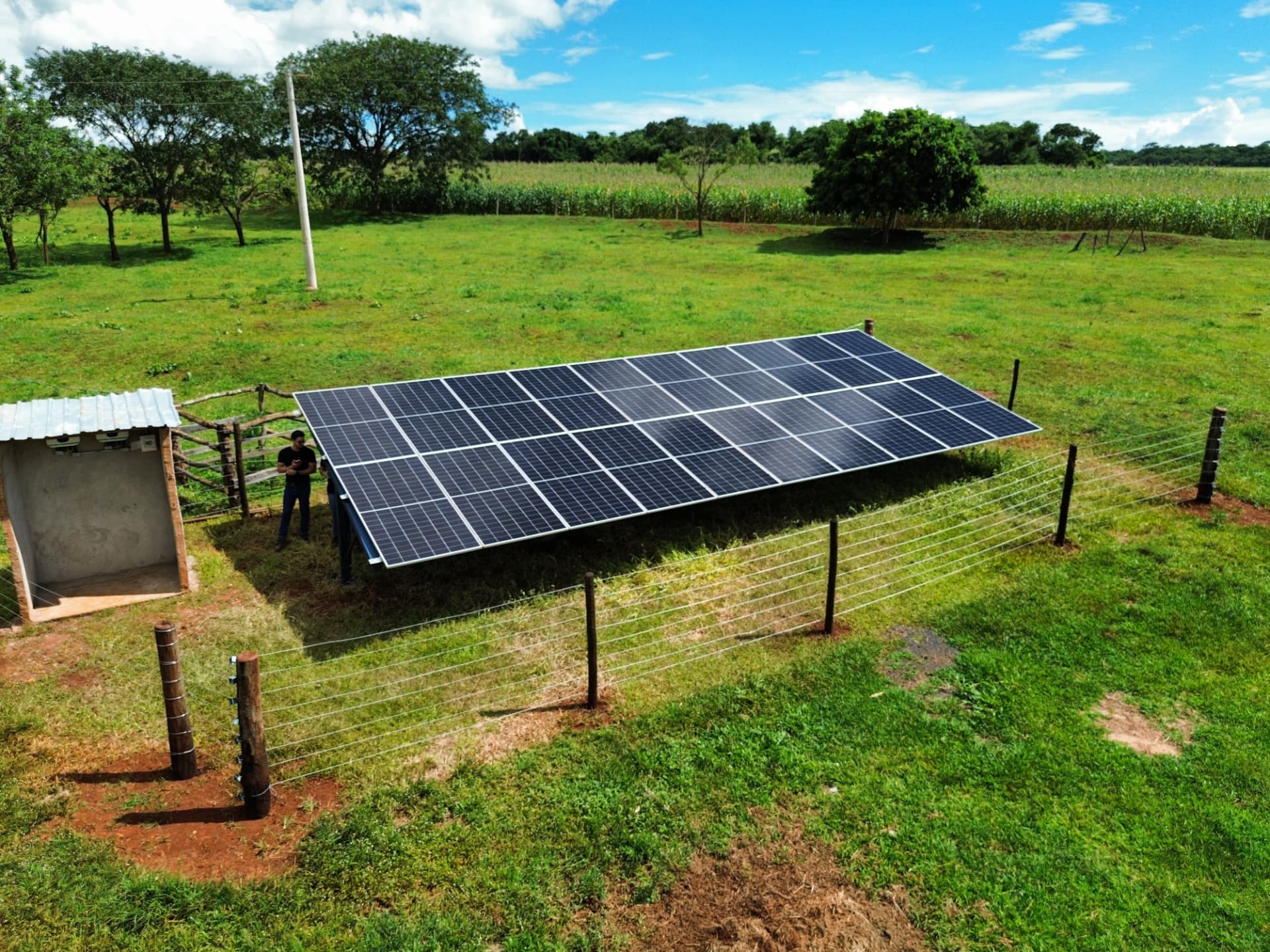 Usina solar instalada no solo em uma propriedade rural