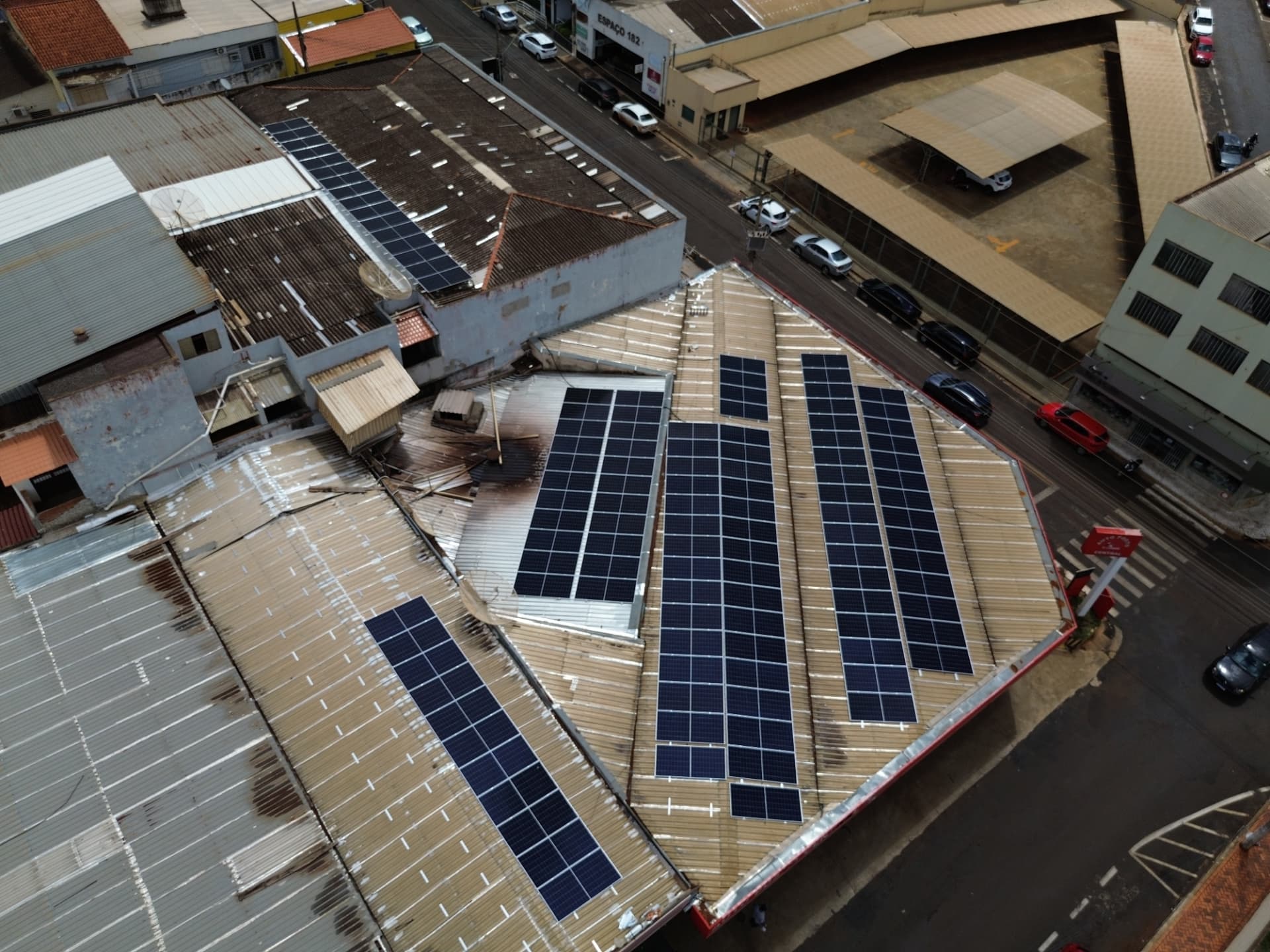 Placas solares instaladas no telhado de um comércio no centro da cidade