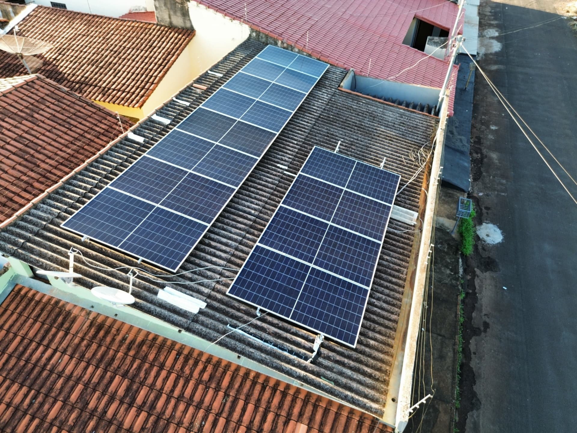 Sistema fotovoltaico instalado em telhado residencial de telhas